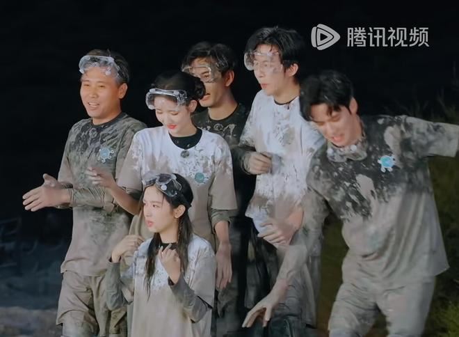 劉宇寧上陸綜《地球超新鮮》,用手肘將龔俊推落泥潭,挨轟「沒分寸」、「很不安全」。(圖/翻攝自微博)