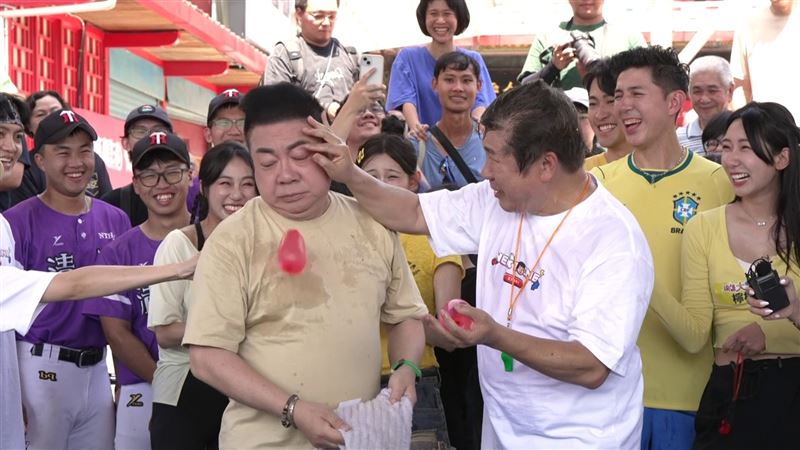 胡瓜(右)與董至成互動驚人。(圖/民視提供)