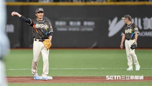 中職37年明星對抗賽，Team Star換上後藤光尊、平野惠一守二游。（圖／記者劉彥池攝影）
