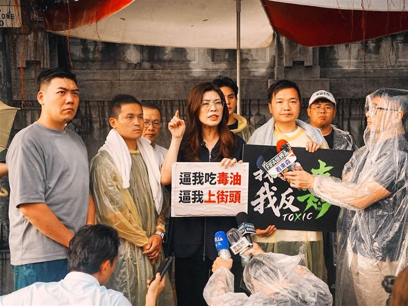 藍營4小雞上凱道「接力絕食」 鄭麗文前往聲援。(圖/翻攝自鄭麗文臉書)
