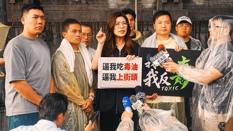 藍營4小雞上凱道「接力絕食」 鄭麗文前往聲援。(圖/翻攝自鄭麗文臉書)