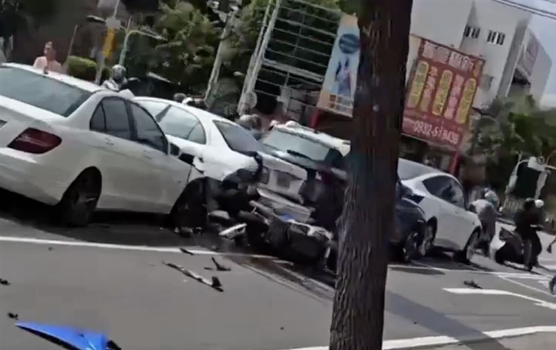左姓騎士遭2輛轎車夾擊受困在車底下,緊急送醫搶救仍不治。(圖/翻攝自記者爆料網社群)