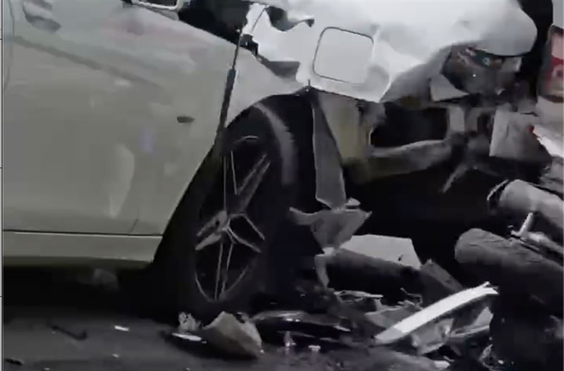 左姓騎士遭2輛轎車夾擊受困在車底下,緊急送醫搶救仍不治。(圖/翻攝自記者爆料網社群)