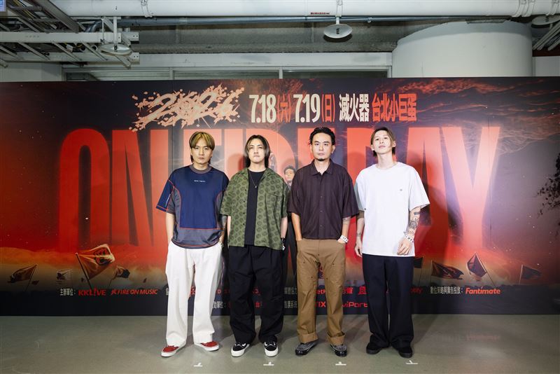 滅火器在台北小巨蛋開唱,左起:宇辰、皮皮、大正、柯光。(圖/火氣音樂提供)