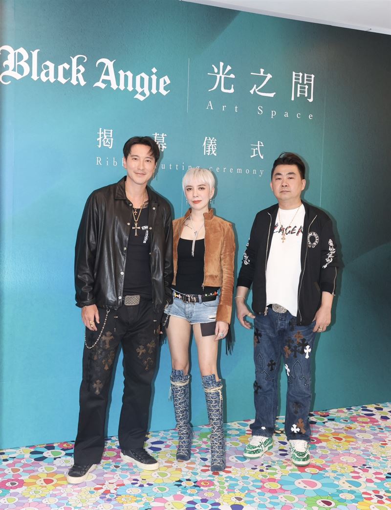 王陽明的造型由策展主理人Angie(中)親自操刀。(圖/記者田俊彥攝影)