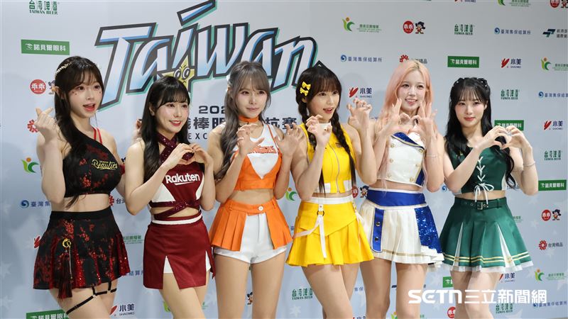 中職37年明星對抗賽,6隊啦啦隊外籍成員金娜妍(左起)、高橋佳帆、文慧真、JJUBI、李晧禎、Mingo合影。(圖/記者劉彥池攝影)
