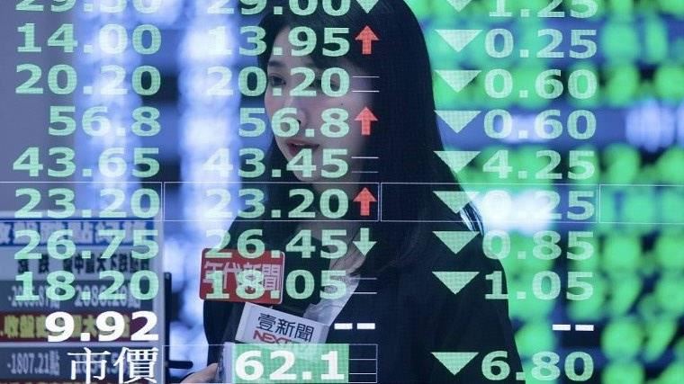 台股重挫本周繼續買？台指期反彈近900點