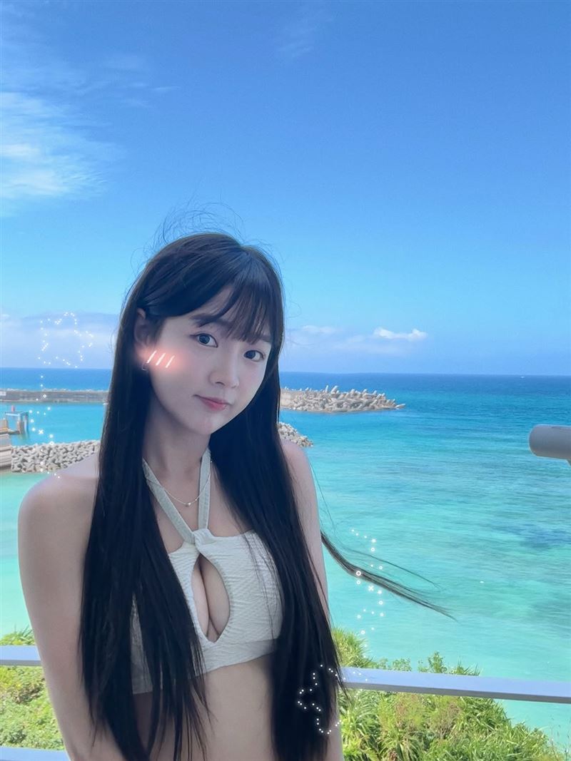籃籃罕見解放泳裝美照,不僅曲線盡露還難得以直長髮示人。(圖/翻攝自IG @lan0716)