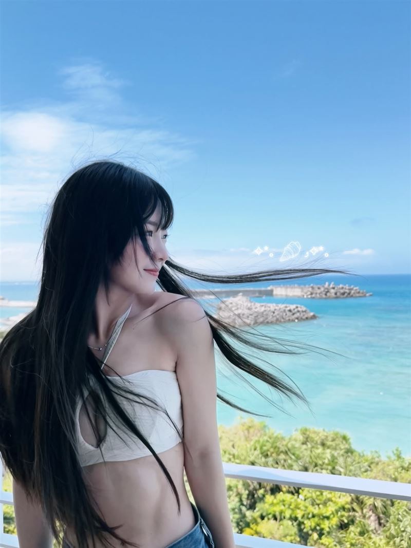 籃籃罕見解放泳裝美照,不僅曲線盡露還難得以直長髮示人。(圖/翻攝自IG @lan0716)