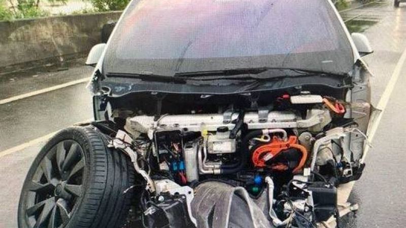 特斯拉高速撞分隔島　車頭全毀駕駛竟沒事