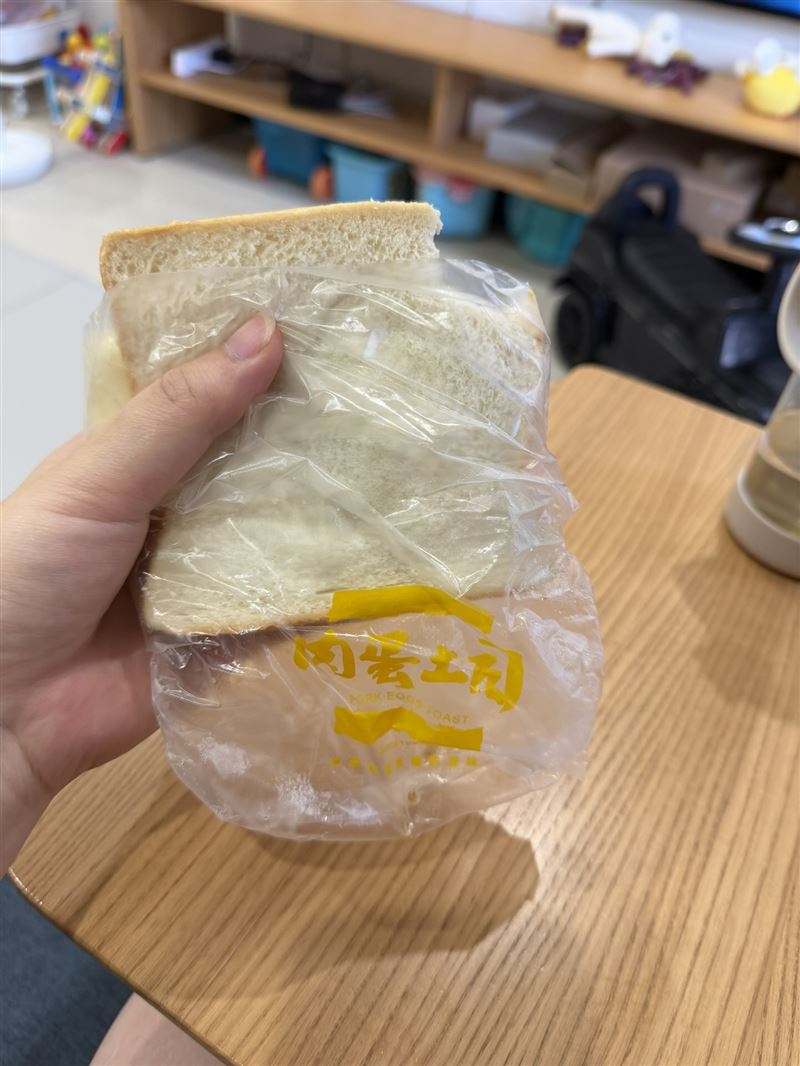 網友控訴,台中早餐名店「肉蛋吐司」吐司發霉長毛。(圖/翻攝自Threads @tingyu.chen.12139)