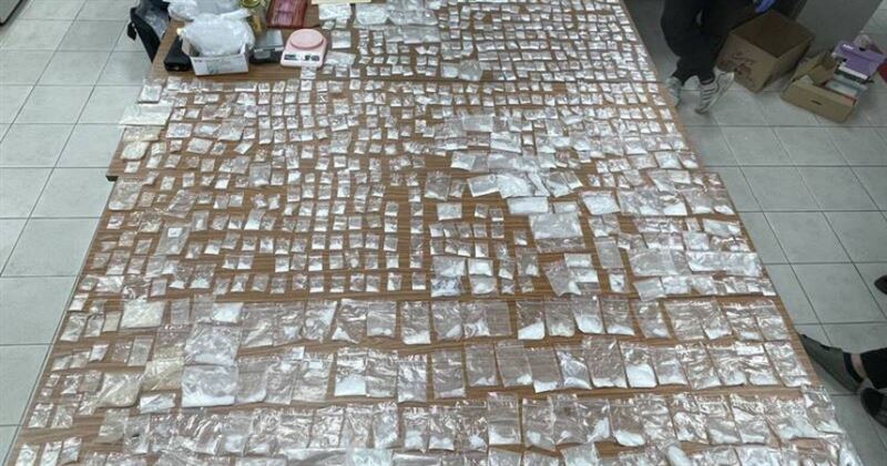 高雄警方查獲羅姓男子涉嫌將住家作為毒品分裝場所,起出大批毒品、依托咪酯煙油及分裝工具,市值粗估逾200萬元。(圖/翻攝畫面)