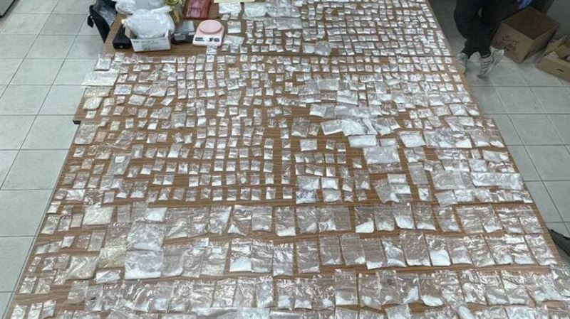 高雄民宅毒品分裝廠　安毒多到擺滿5張桌