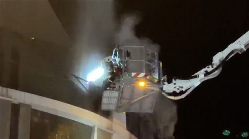 「西北大飯店」5層樓舊址竄出濃煙大火,現場傳出陣陣爆炸聲。(圖/翻攝畫面)
