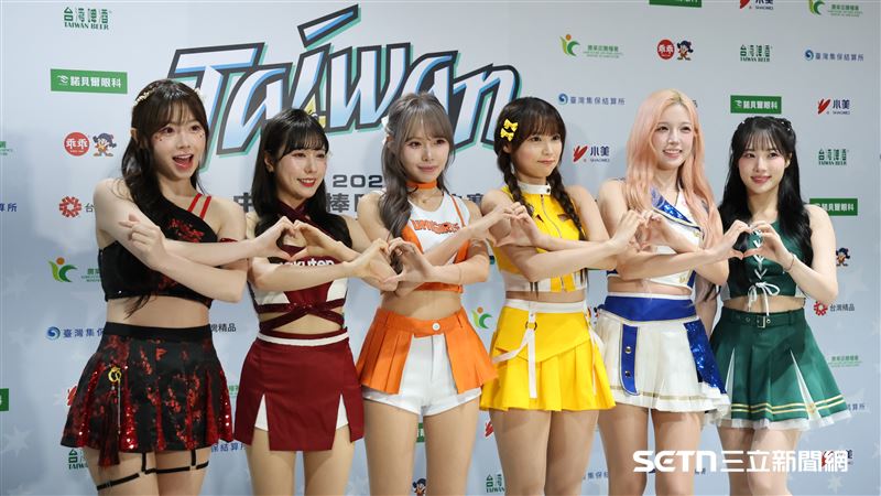 中職37年明星對抗賽,6隊啦啦隊外籍成員金娜妍(左起)、高橋佳帆、文慧真、JJUBI、李晧禎、Mingo合影。(圖/記者劉彥池攝影)