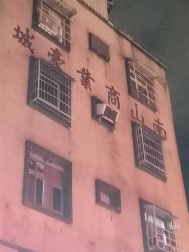 中和景安路一處民宅,整台室外機向外傾斜,看起來就快要滑落,幾乎半台室外機都已經傾斜在外。(圖/中和分局提供)