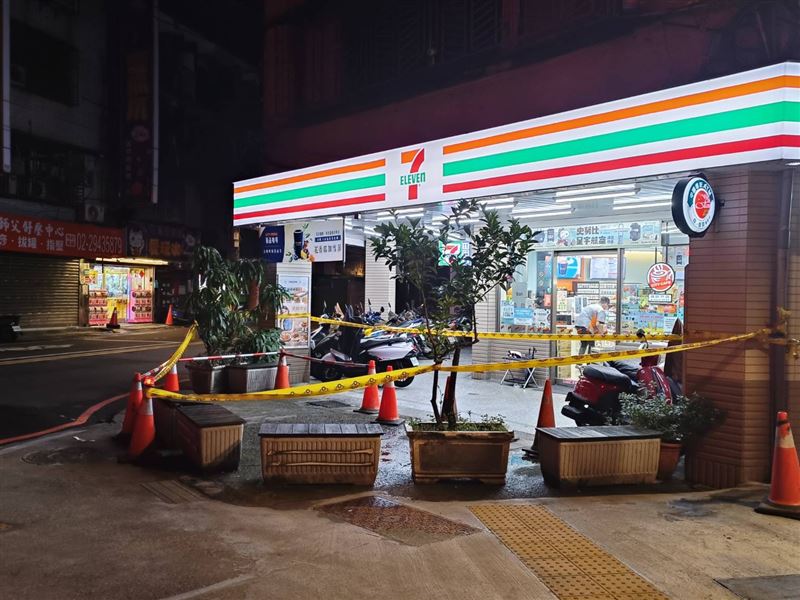 中和景安路一處民宅,整台室外機向外傾斜,看起來就快要滑落,警方在下方已經拉起封鎖線。(圖/中和分局提供)