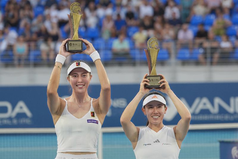 WTA雅典女網賽,台灣好手詹皓晴(左)和日本名將加藤未唯攜手在女雙冠軍戰勝出。(圖/詹皓晴提供)