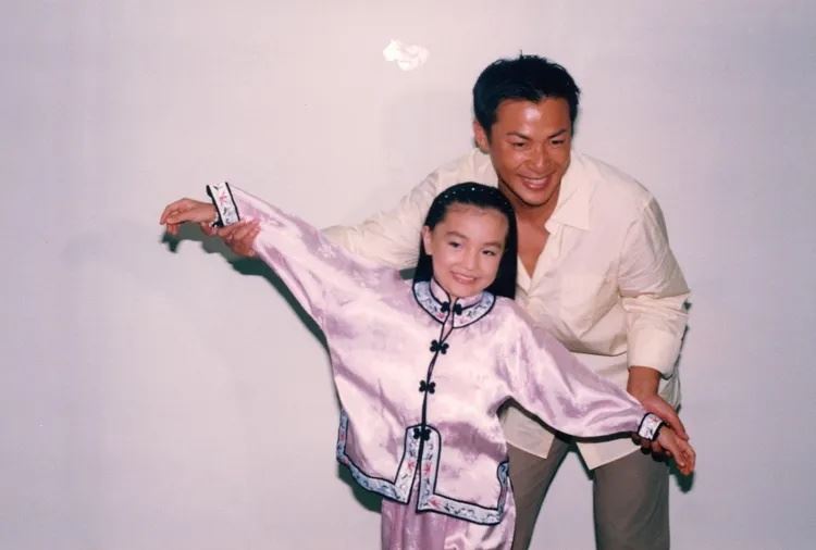 江宏恩澄清與「圍棋女神」黑嘉嘉26年的誤會純屬因為一場節目錄影。(圖/翻攝自黑嘉嘉臉書)