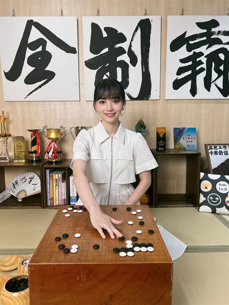 「圍棋女神」黑嘉嘉近年來同時活躍於娛樂圈。(圖/翻攝自黑嘉嘉臉書)