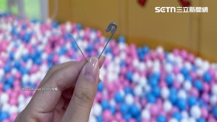 台中球池,有家長竟在球池內發現別針,且針頭還已經脫離了卡扣,幸好小朋友和自己都沒有受傷。(圖/Threads @love10105授權)
