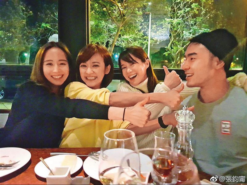 陳意涵(左二)和張鈞甯(左一)、李佳穎(右二)與阮經天(右一)聚會,也是喝開了。(翻攝自陳意涵臉書)