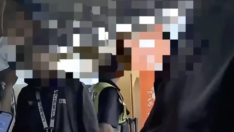 香港籍丁男和友人郭女因放置紙箱問題意見不合,雙方爆發口角衝突演變成肢體糾紛。(圖/翻攝畫面)