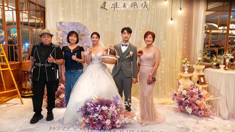 黑面於高雄漢來大飯店辦理女兒婚宴。(圖/翻攝自黑面臉書)