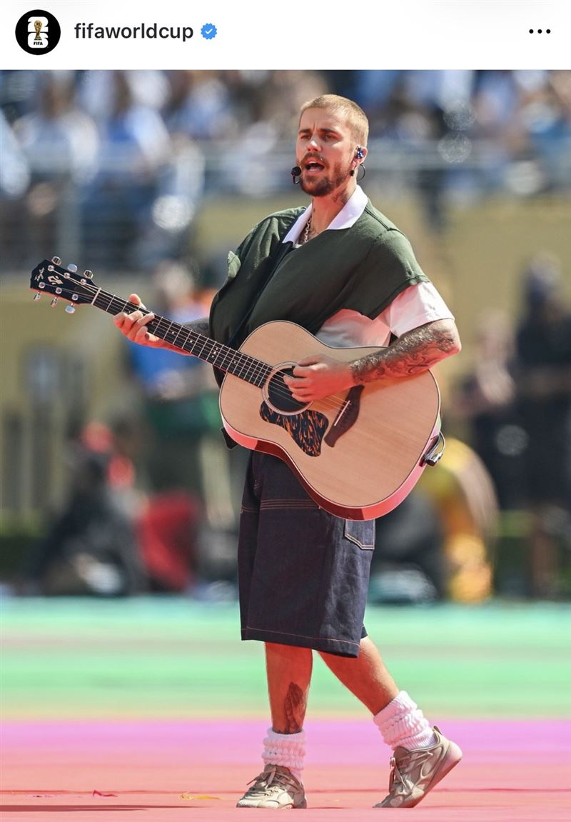 小賈斯汀身穿POLO衫,自彈自唱。(圖/翻攝自IG @fifaworldcup)