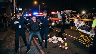 喬債爆衝突！他抓狂持刀瘋砍債主手骨
