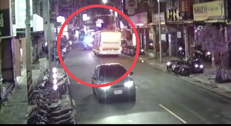 被迫停在路旁的264公車。(圖/翻攝畫面)
