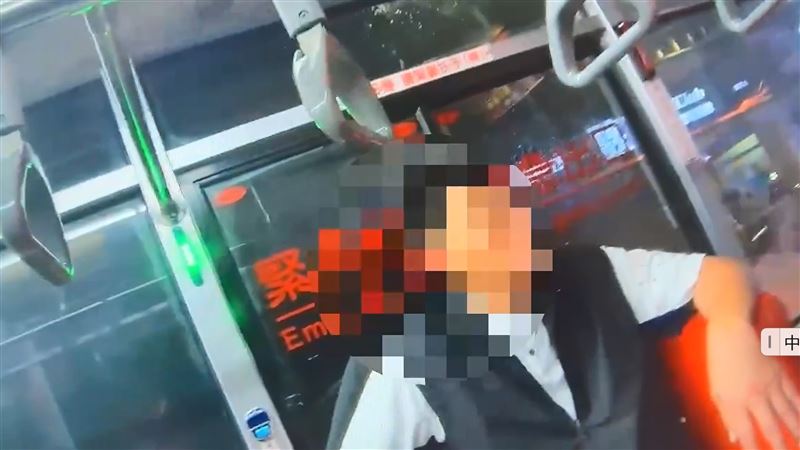 被痛毆的公車司機。(圖/翻攝畫面)