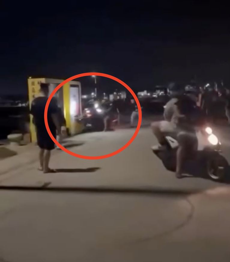 呂男在南寮漁港管制區表演翹孤輪、燒胎,最後失控撞到圍觀民眾。(圖/翻攝自記者爆料網)
