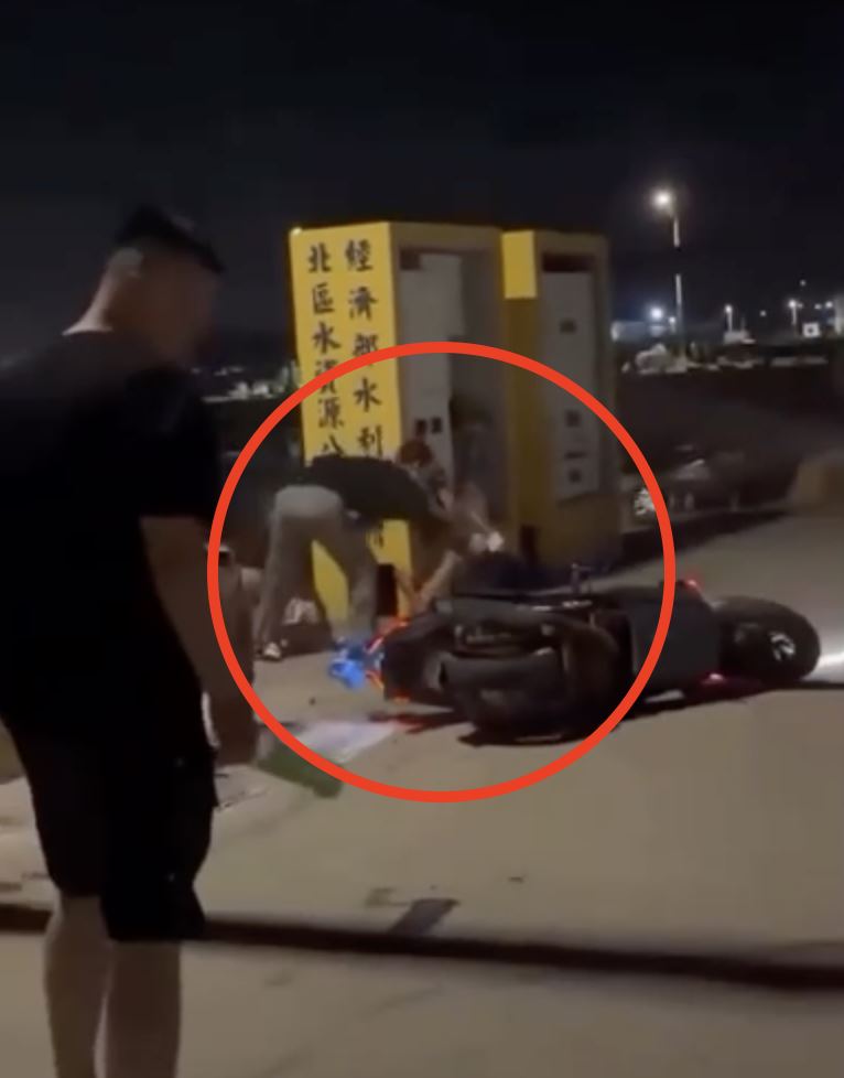 呂男鏟倒圍觀民眾,3歲女娃也受傷,媽媽爆氣算帳。(圖/翻攝自記者爆料網)