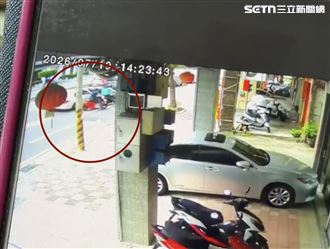 新／撞擊瞬間曝！毒駕賓士毫無煞車狂猛撞