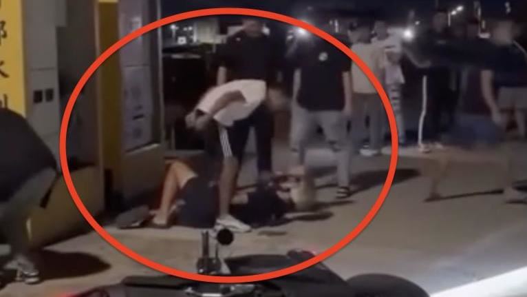 南寮漁港翹孤輪失控撞娃　釣客怒扁騎士