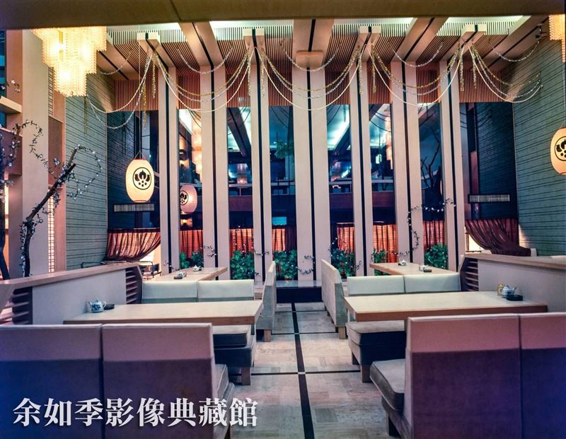 挑高的餐廳與裸女圖像,是西北大飯店的新穎特色。(圖/余如季影像典藏館提供)