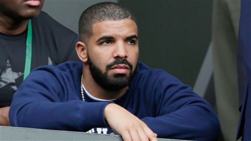 知名加拿大饒舌歌手德瑞克（Drake）在賽前豪擲150萬美元（約合台幣4875萬元）押注阿根廷在90分鐘內奪冠，最終阿根廷以0：1落敗，讓德瑞克痛失高達510萬美元（約合台幣1億6575萬元）的潛在獎金，外界戲稱這證明了令人聞風喪膽的「德瑞克魔咒」依然有效。（圖／美聯社／達志影像）