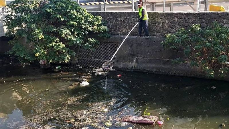 垃圾亂扔大排　彰里長埋伏逮兇手：沒水準