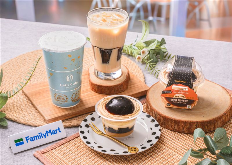 童年回憶「晶典小品」尬Let’s Café & minimore推咖啡Q凍拿鐵、咖啡聖代杯。(圖/品牌業者提供)