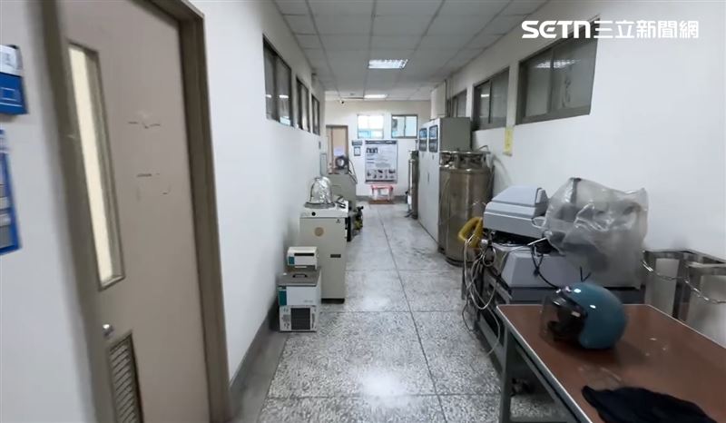 中興大學2名學生在分裝液態氮時,疑似疏忽造成管線洩漏,導致吸入過多氮氣就醫。(圖/翻攝畫面)