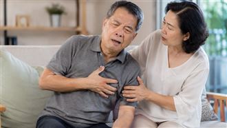 不只臉歪！腦出血7症狀 雷擊般頭痛是警訊