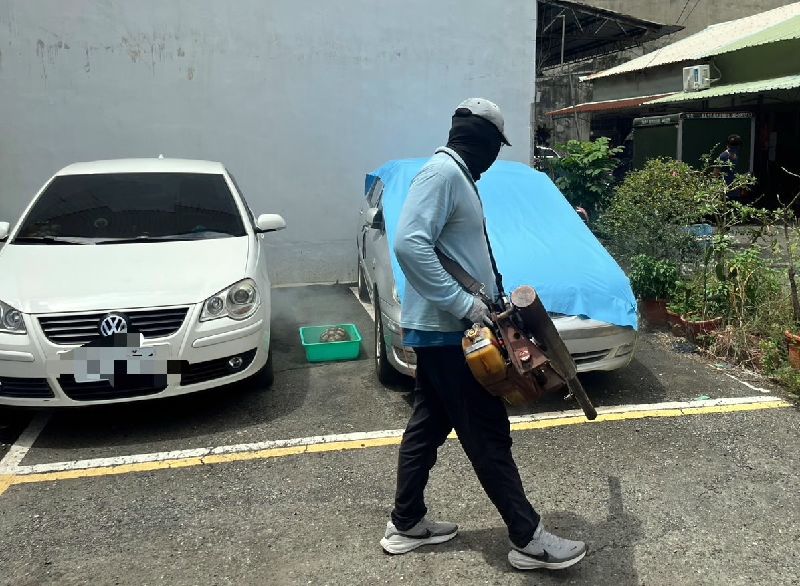 嘉義市1名學生暑期前往越南旅遊返台後,出現發燒等症狀就醫,18日確診為登革熱個案;衛生局20日完成個案住家周圍化學防治作業。(嘉義市政府提供)