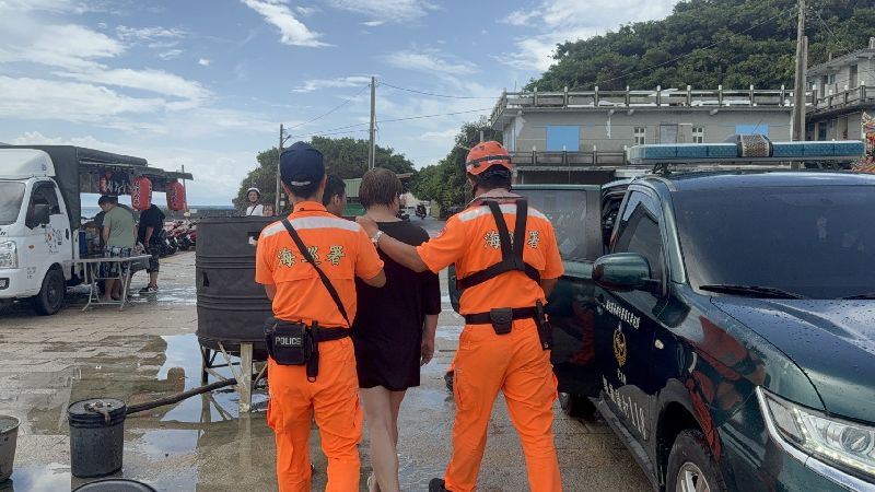海巡人員20日獲報小琉球花瓶岩岸際有遊客騷擾海龜,循線追查逮捕2名台籍男子,全案依違反野生動物保育法函送屏東地方檢察署偵辦。(海巡署南部分署第五岸巡隊提供)