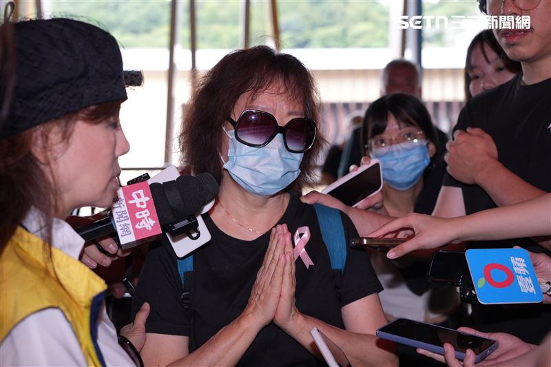 周麟大姊主持告別式淚崩　恬娃現靈前致歉