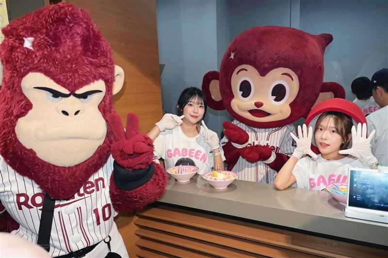左起樂天吉祥物大聖、高佳彬、猿氣小子、金佳垠。(圖/協奏曲文創提供)