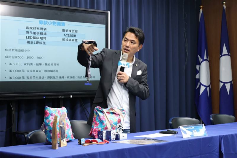 文傳會主委陳以信召開記者會,公布全代會主視覺、議程規劃及系列文創小物(圖/國民黨提供)