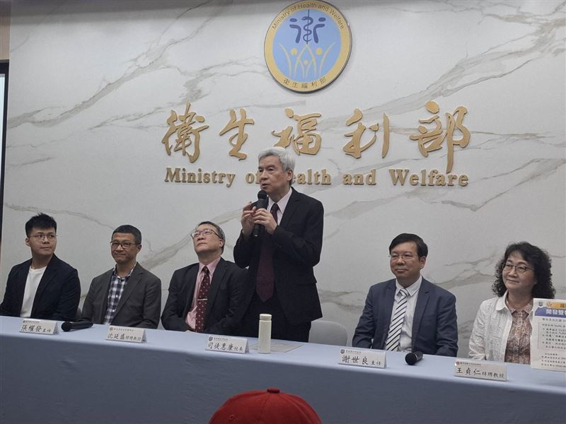 國家衛生研究院與成功大學醫學院研究團隊首度找出登革熱引發重症的關鍵發炎機制,並開發新型「雙特異性抗體」。(圖/記者周佩怡攝影)