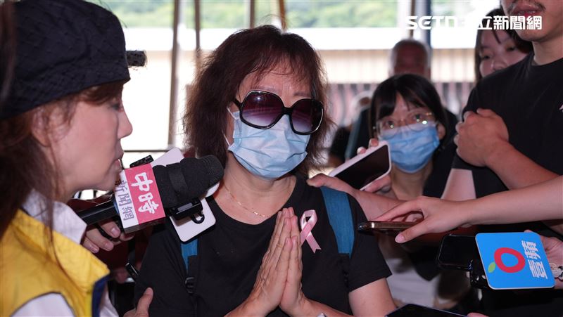 周麟大姊主持告別式淚崩　恬娃現靈前致歉