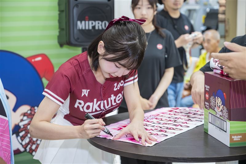 MIKA全場微笑為每位購買乖乖骰子箱的粉絲簽名,粉絲直呼超親切。(圖/乖乖提供)